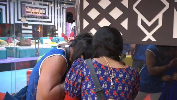ముద్దు పెట్టిన అఖిల్..