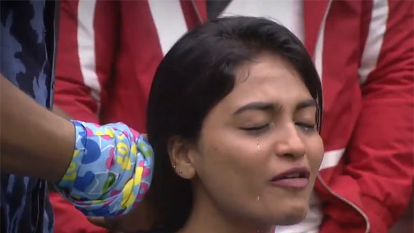 పొట్టి బట్టలు, హాట్ డ్యాన్స్తో రచ్చ రచ్చ