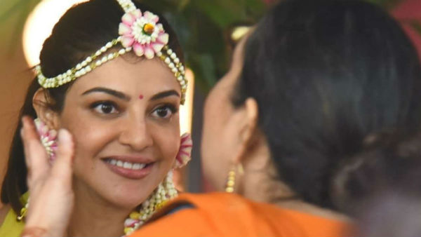 తల్లి తిలకం దిద్దుతుంటే ఎమోషనల్గా