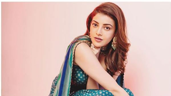 పెళ్లి అభరణాలు చూపిస్తూ..