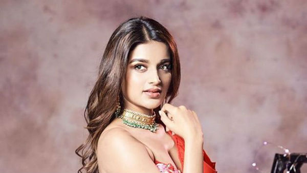 అందులో మెయిన్ హీరోయిన్ గా..