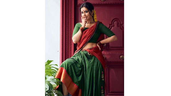 క్లీవేజ్ షోతో రచ్చ..