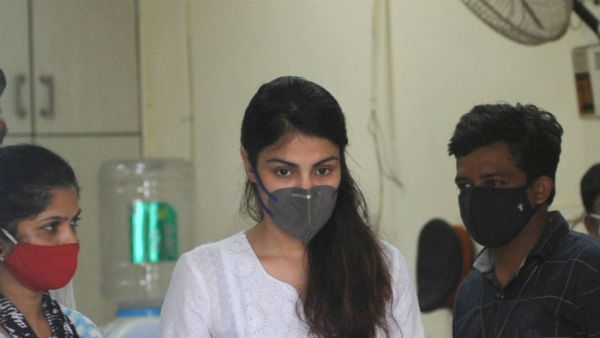 Rhea Chakraborty snapped at Santacruz police station Rhea Chakraborty snapped at Santacruz police station