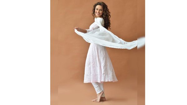 Seerat Kapoor wishes safer Navratri celebrations Seerat Kapoor wishes safer Navratri celebrations