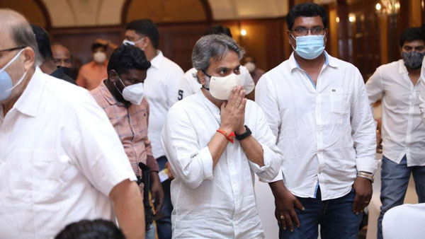 స్నేహితుడి కంటే ఎక్కువగా