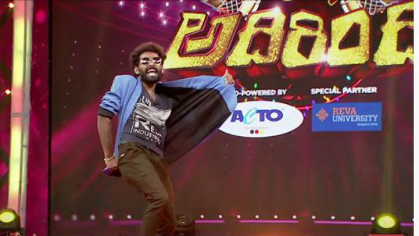 వైఎస్ జగన్లా నమస్తే చేస్తూ స్కిట్