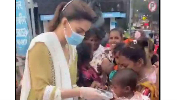 Urvashi Rautela distributes food for underprivileged young girls in Mumbai Urvashi Rautela distributes food for underprivileged young girls in Mumbai