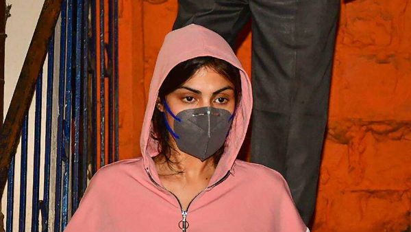 పావులు కదిపిన రియా లాయర్