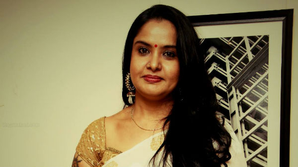 జీపు కూడా నడుపుతోంది..
