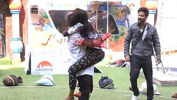 కౌగిలించుకొని అరియానా..