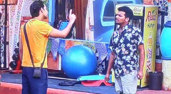 నామినేషన్ ప్రక్రియలో గందరగోళం