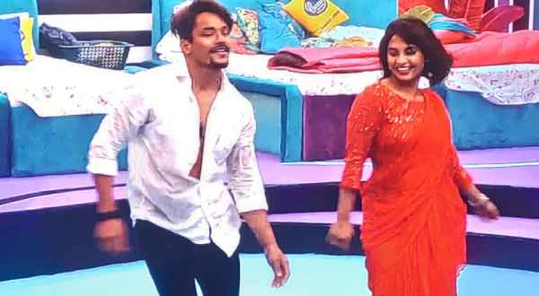 నాగార్జున పాటలకు డ్యాన్స్