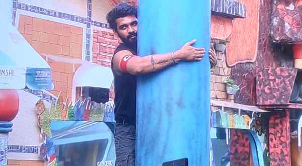 పోల్ గేమ్లో అఖిల్