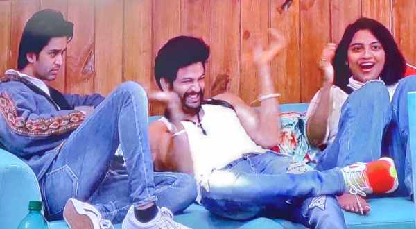 ముఖానికి కాల్గెట్ పెట్టుకొని