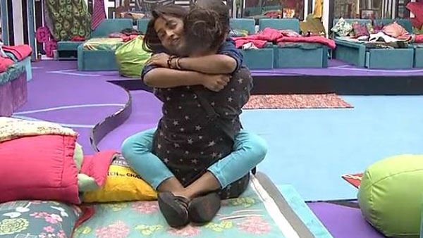 కౌగిలించుకొని.. మోనాల్కు ఓదార్పు