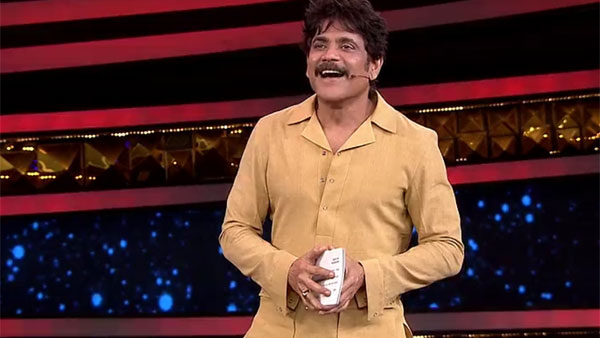 గిప్టులు ఇస్తూనే పుల్లలు పెట్టిన నాగ్