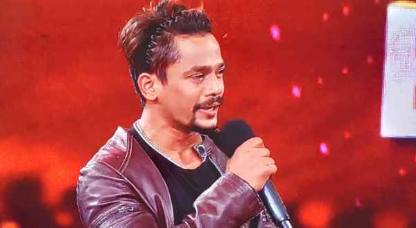 నాగార్జునను బాధతో కౌగిలించుకొని..