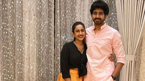 ఫ్రెష్ లవ్ బర్డ్స్..