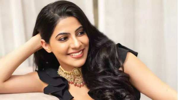 చీకటి గదిలో చిలక్కొట్టుడు చిత్రంతో