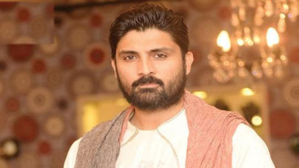 తేజస్వీతో సన్నిహితంగా..
