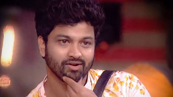ఆమెతో కలిసి సీక్రెట్ రూమ్లో కొన్ని రోజులు