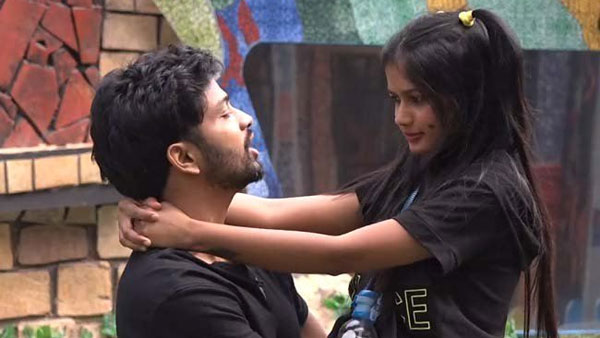 గట్టిగా హగ్ చేసుకొని.. షాక్ ఇచ్చిన అరియానా