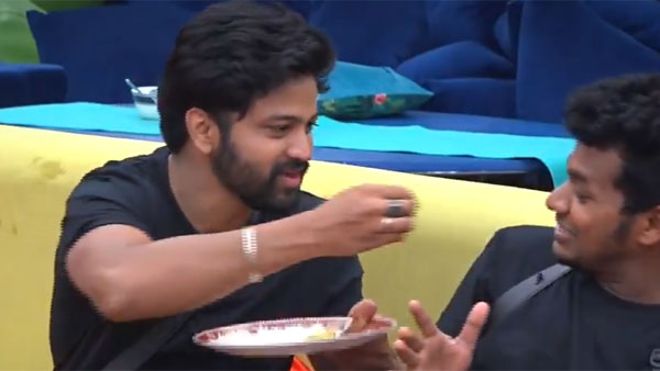 లవ్ ట్రాక్ వల్ల హాట్ టాపిక్ అయిపోయి