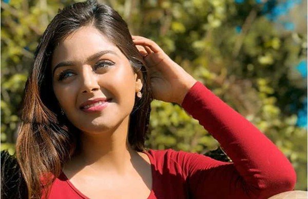 చివరి మెట్టుపై బోల్తా.. బయట మరోలా