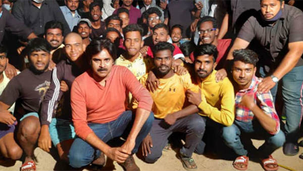 అభిమానుల కోసం.. మోకాళ్ళపై కూర్చున్న పవన్