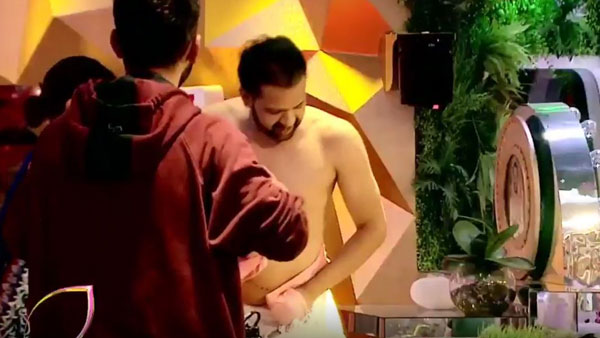 రాహుల్ మహాజన్ను దాదాపు నగ్నంగా