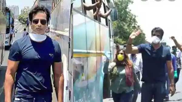 చిరంజీవికి బహుకరించిన సొనుసూద్