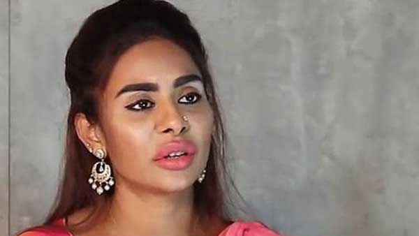 ట్విట్టర్లో ఒకటి.. మైక్ ముందు మరోకటి