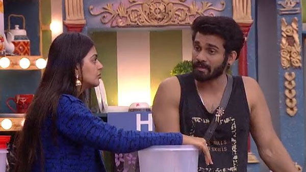 అందరి ముందే రెచ్చిపోయిన మోనాల్: అఖిల్కు ముద్దుల మీద ముద్దులు.. ఊహించని ఘటనకు షాక్