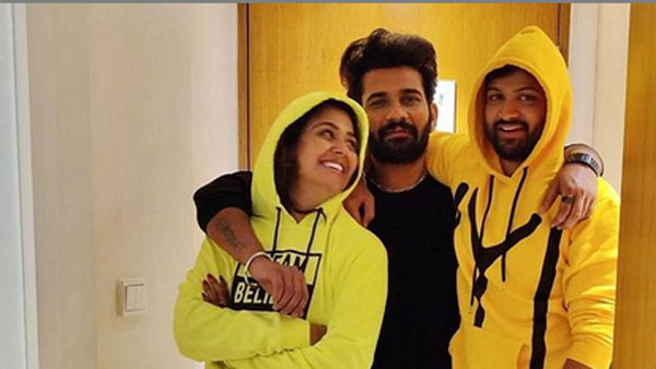 పబ్లిక్ ప్లేస్లోనే.. ప్రేమను అలా బయటపెట్టారు