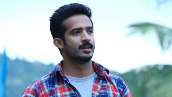 యాంకర్ రవిపైనా సెటైర్లు..