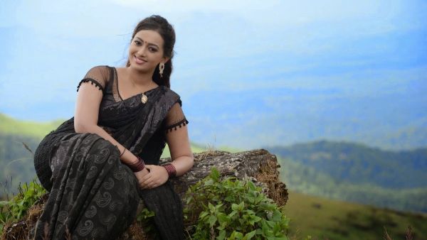 అబద్ధాలు అంటూ ఎంట్రీ ఇచ్చింది