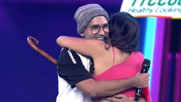 మోనాల్ కౌగిలింతలో యష్