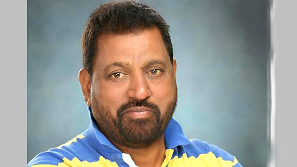 క్రికెటర్స్ తో కూడా సన్నిహితంగా