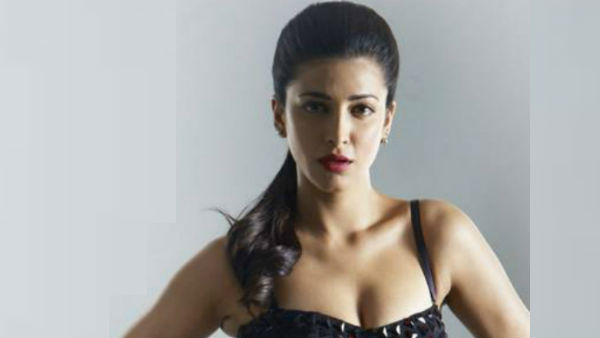 క్లీవేజ్ షోతో రచ్చ..