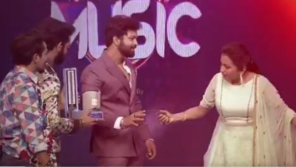 ఏవేవో సైగలు..