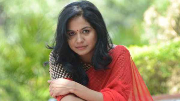 భర్తతో విడాకులు.... ఇద్దరు పిల్లలతో కలిసి