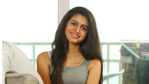 పొట్టి దుస్తుల్లో బీచ్ లో..