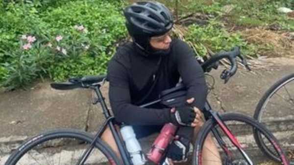 స్నేహితులతో సైకిలింగ్..