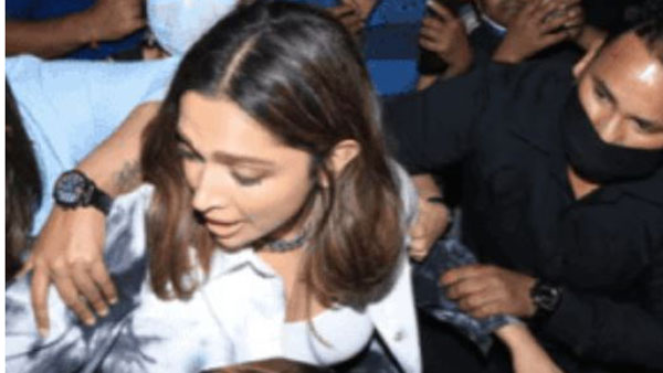 నలిపేసిన ఫ్యాన్.. అది పట్టుకుని లాగడంతో
