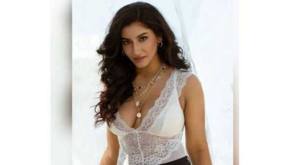 క్లీవేజ్ షోతో రచ్చ..