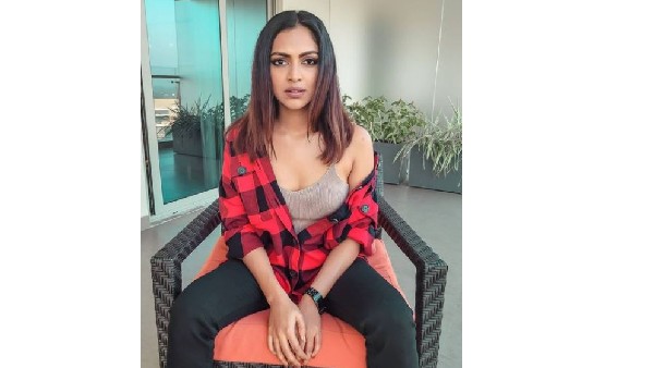 షర్ట్ విప్పేసి సెగలు రేపుతోన్న అమలా పాల్