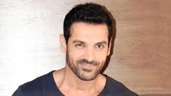 నగ్నంగా జాన్ అబ్రహం.. దిడ్డు అడ్డం పెట్టుకొని సెక్సీగా..