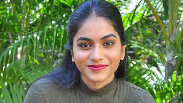 హాట్ ఫోజులతో సెగలు రేపుతోన్న పునర్నవి: ఏకంగా అలా కనిపించడంతో షాకవుతోన్న నెటిజన్లు!