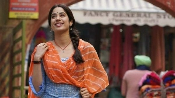 ముద్దు అడిగిన అభిమాని.. మాస్క్ పెట్టుకొని తెలివిగా ప్రవర్తించిన జాన్వీ కపూర్