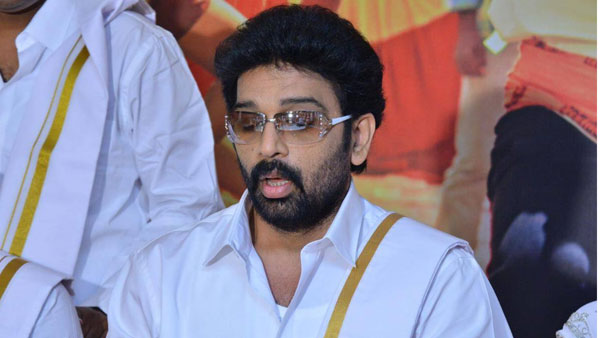 ప్రతీ హీరోయిన్తో లవ్లో పడుతా